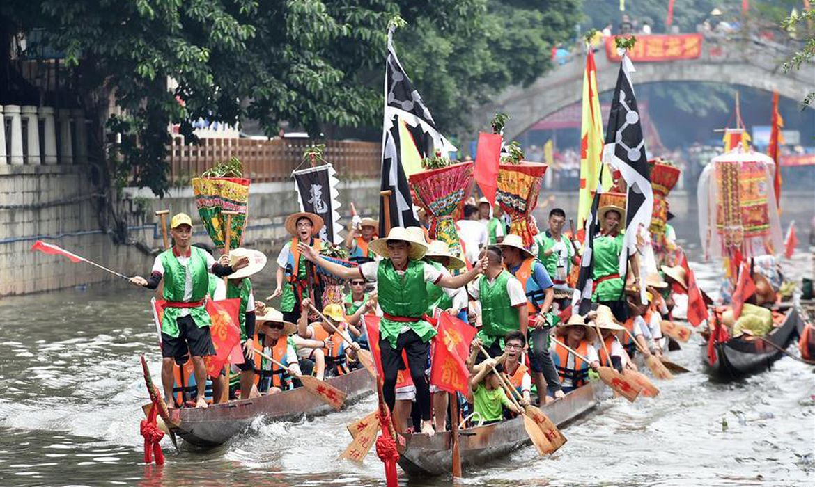 Crianças Asiáticas Indo Em Saída De Primavera E Voando Peixes Dourados E  Papagaios De Águia No Festival De Qingming. Tradução: Festival De Qingming.  A Clareza E Brilho Do Cenário Da Primavera Trazem